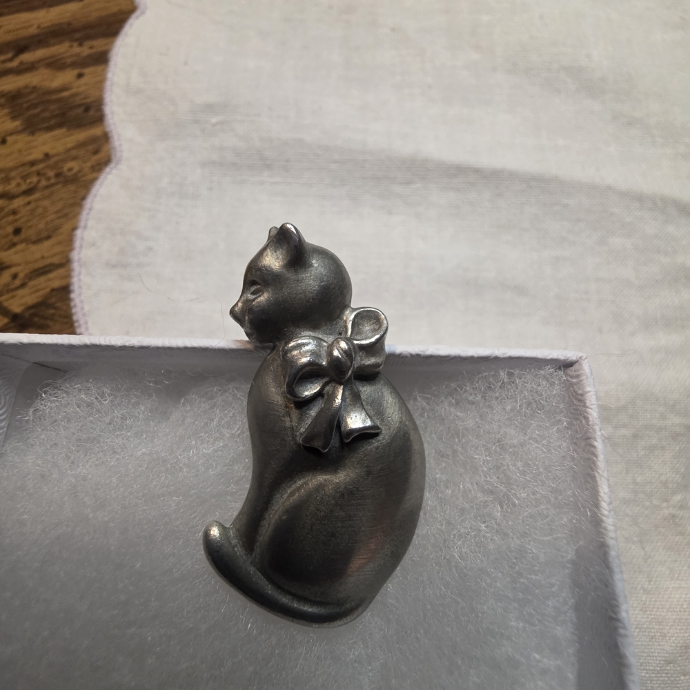 Super Cute Vintage Pewter Cat Figurine Tac Pin Featuring A Decorative Bow.